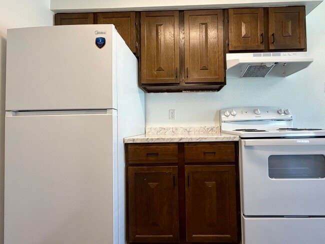 Building Photo - Beautiful Fully Remodeled 2 bedroom Townhome