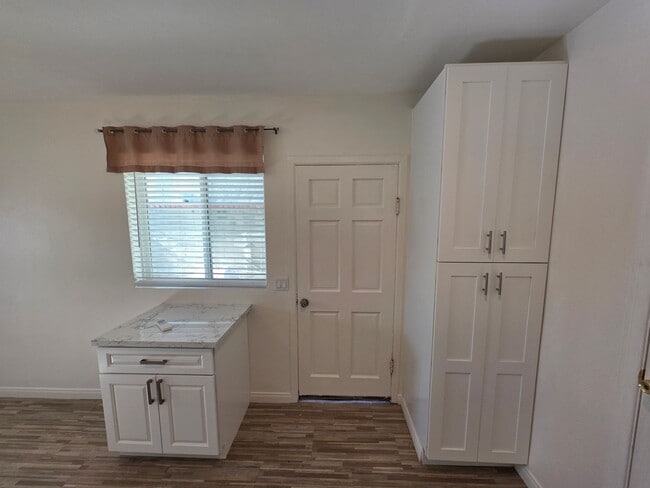 Building Photo - 524 W Greenwood Ave