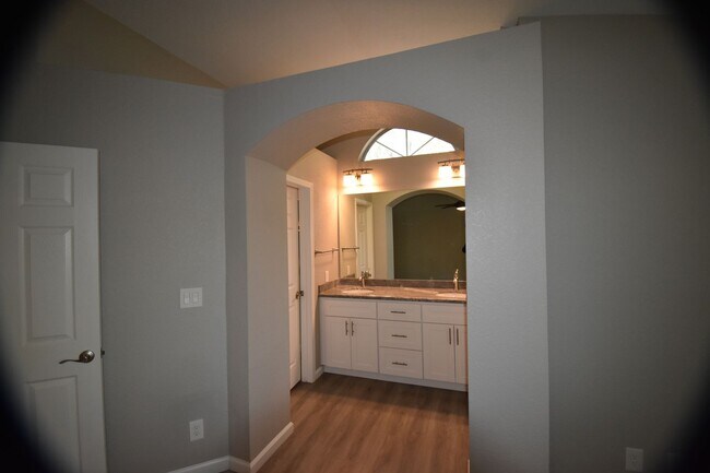 Building Photo - 301 Willowwood Ct
