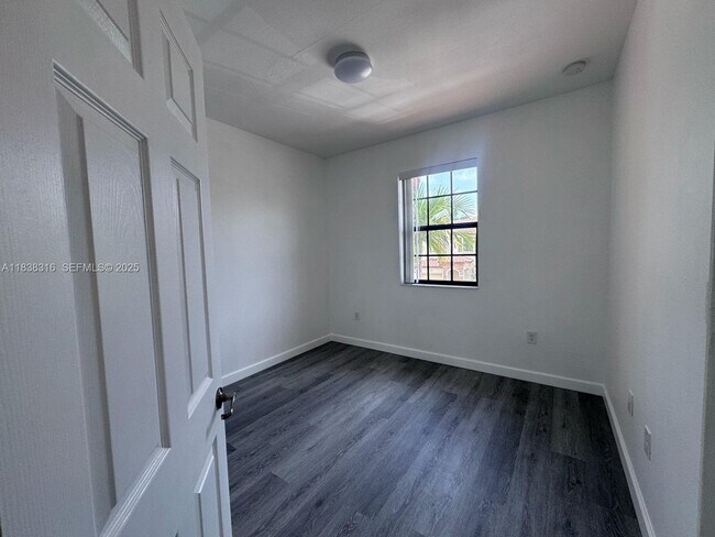 Building Photo - 3757 SE 2nd Dr