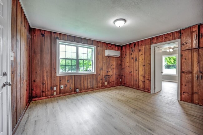 Building Photo - Freshly Updated House