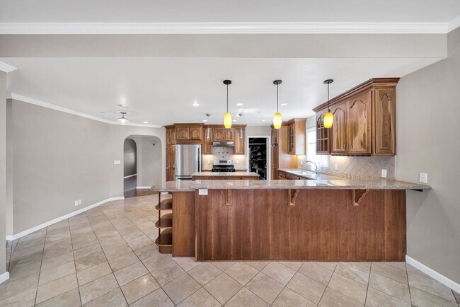 Building Photo - Welcome Home to the peaceful Shoreview Nei...