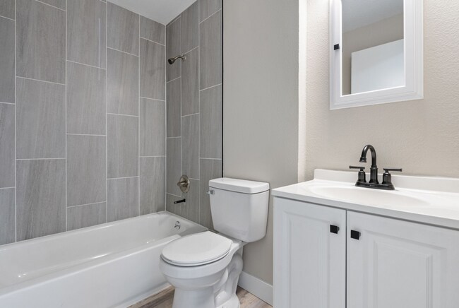 Building Photo - Beautifully remodeled 3BR in Gresham. 1/2 off first months rent!