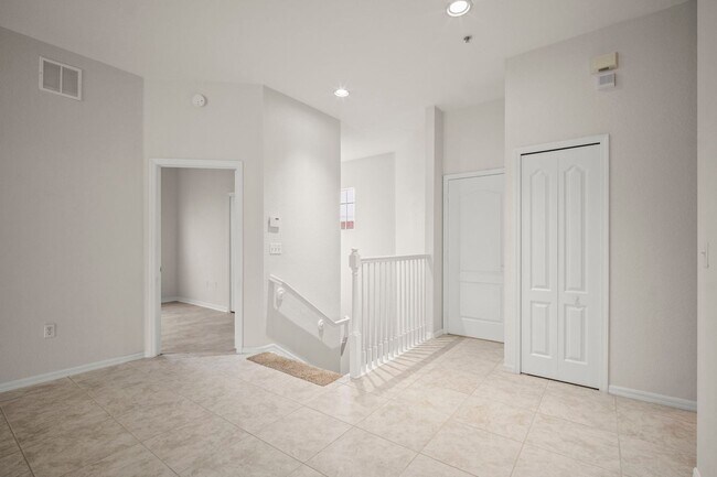 Building Photo - Beautiful Townhome in Laguna lakes 3 bedro...