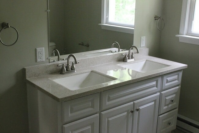 Building Photo - 48 Colonial Way