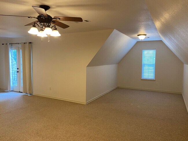 Building Photo - Lovely Stone/Stucco Home Nestled In Cul-De...