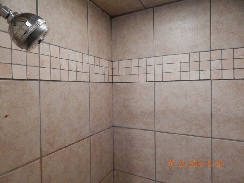 Beautiful tile in shower - 719 Johnson Ave