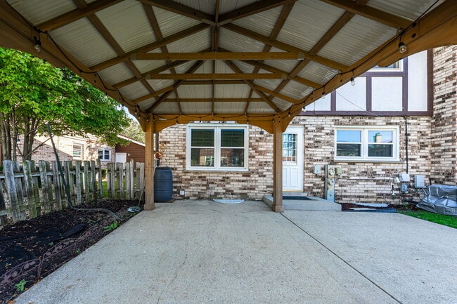 Building Photo - 1000 E Callero Cir