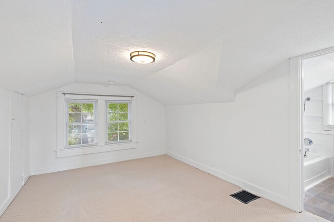 Building Photo - Adorable East Nashville Cottage w/ HUGE Fully-Fenced backyard!