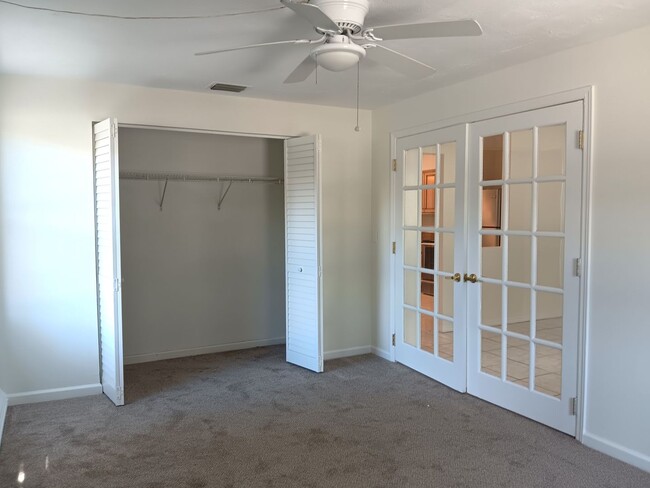 Building Photo - Big family room, granite & stainless kitch...