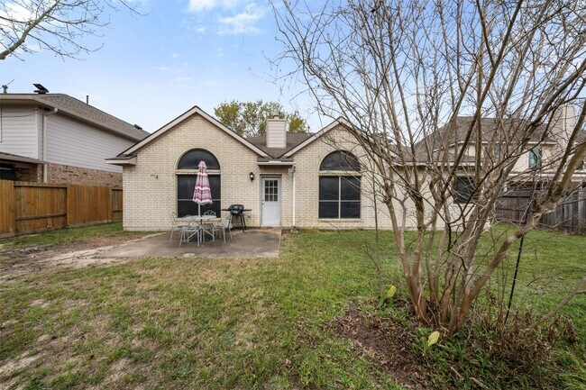Building Photo - 9211 Memorial Hills Dr