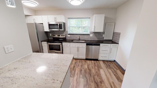 Building Photo - BEAUTIFUL 2 Bedroom, 1 bath with Renovations in the heart of Clintonville available June 1! SEE I...