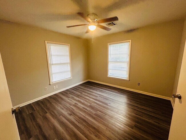 Building Photo - Spacious South Waco Home