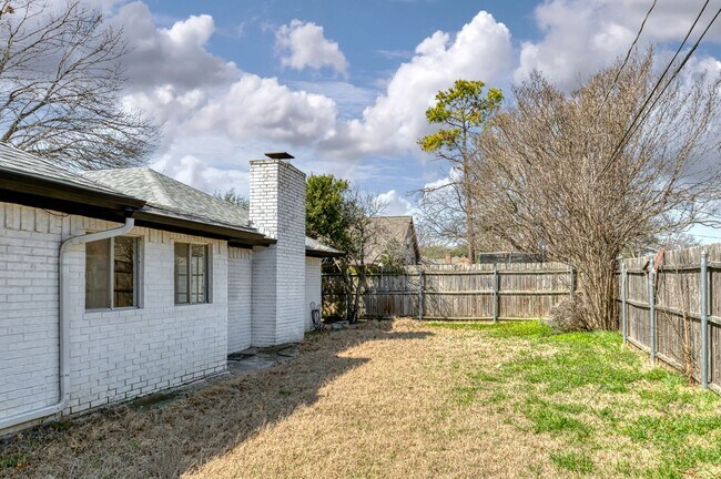 Building Photo - AVAILABLE NOW! BEAUTIFUL 3 BEDROOM HOME LO...