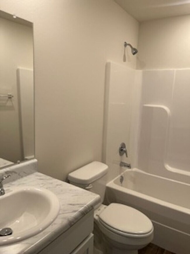 Building Photo - Three Bedroom / Two Bath Home/Two Car Garage/Fenced Backyard