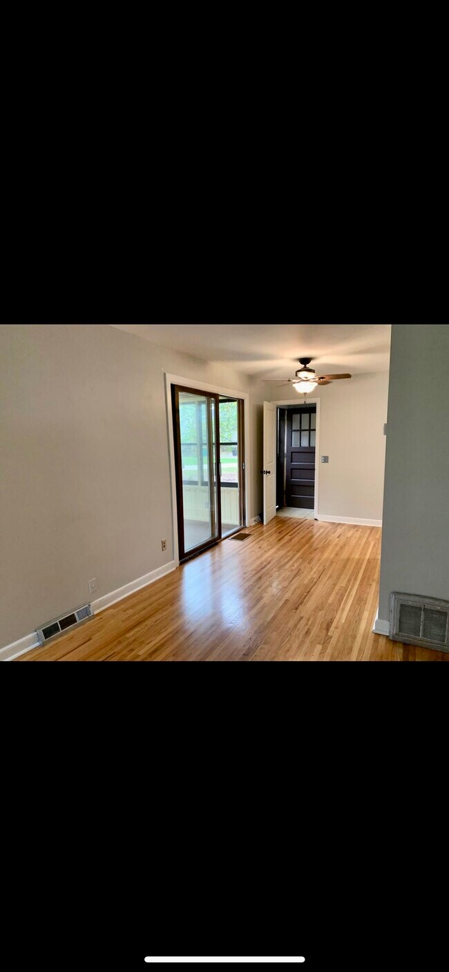Living / Dining Room - 123 11th Ave N