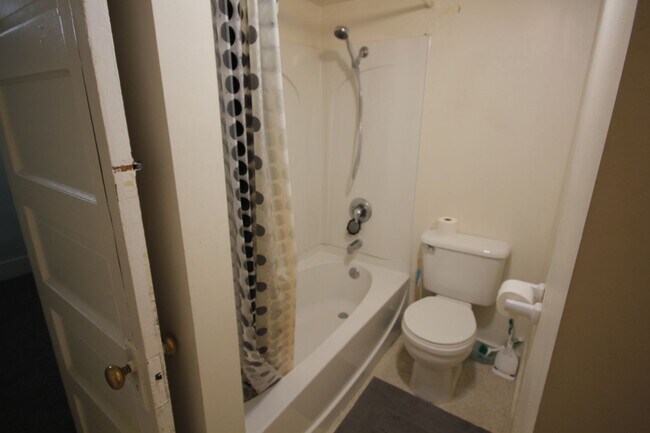 Building Photo - Chang Duplex