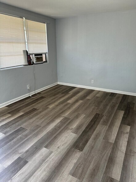 Building Photo - 1305 W 6th St