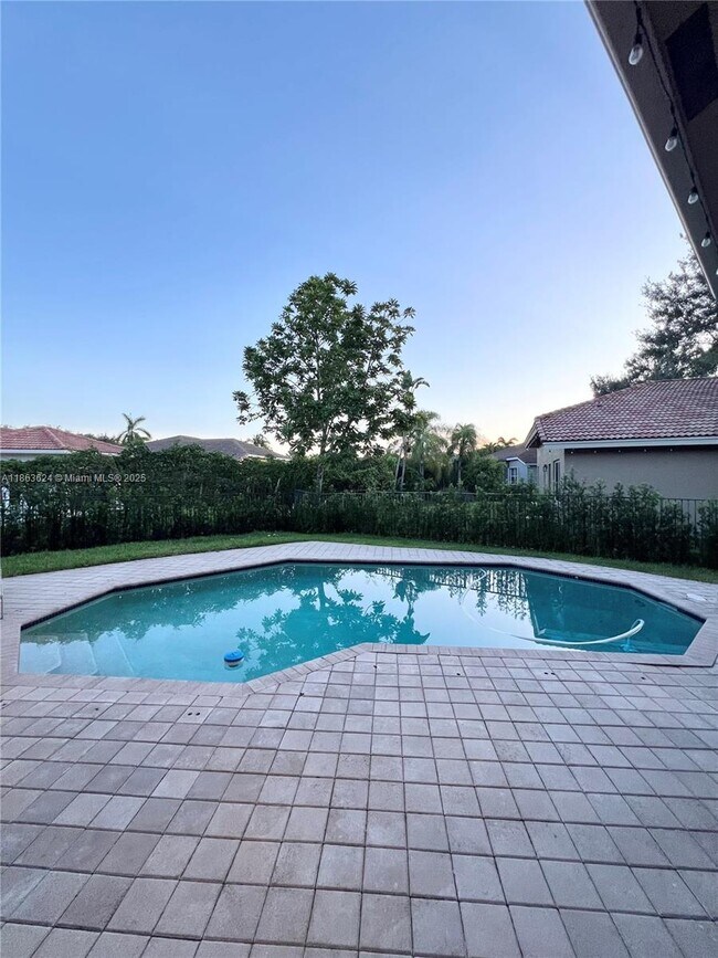 Building Photo - 3806 Oak Ridge Cir