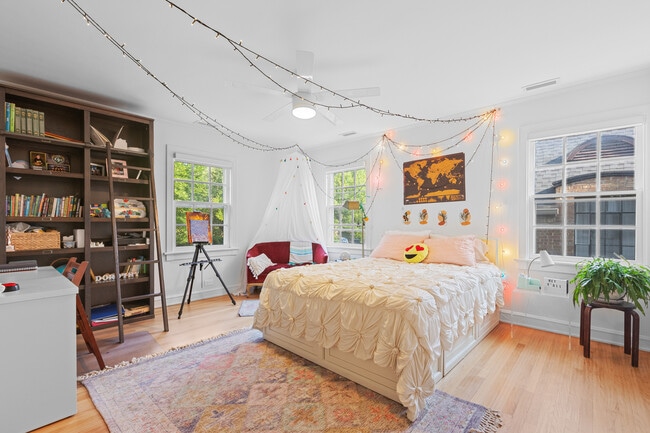 Building Photo - 9526 Lawndale Ave