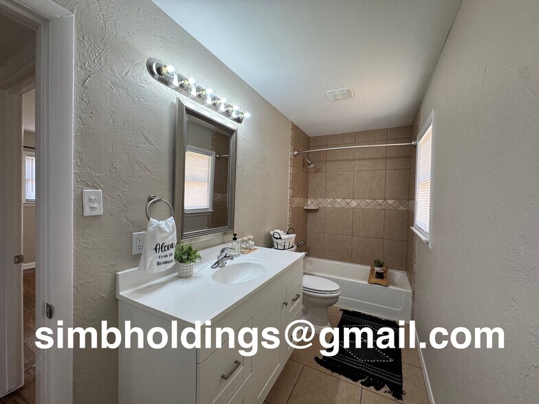 Building Photo - 337 River Oaks St