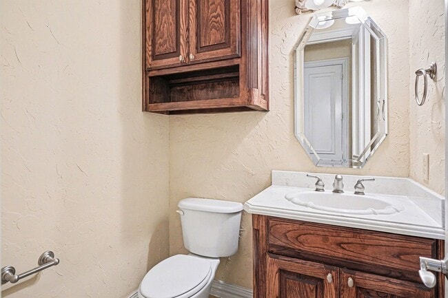 Building Photo - Beautiful home with classic styling, minutes away from Uptown, Oak Lawn, Cityplace, and Lower Gre...