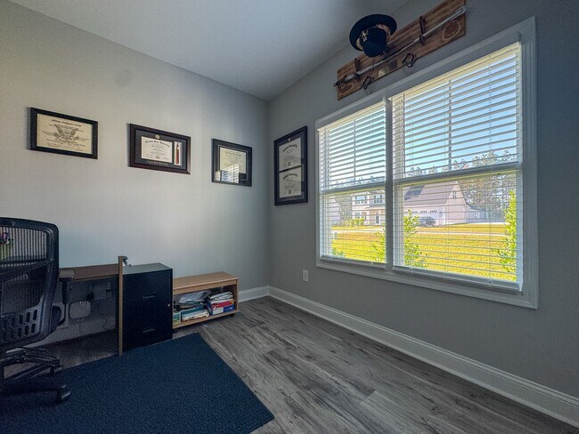 Building Photo - Spacious 4 Bed 3 Bed Home in Pine Forest School District