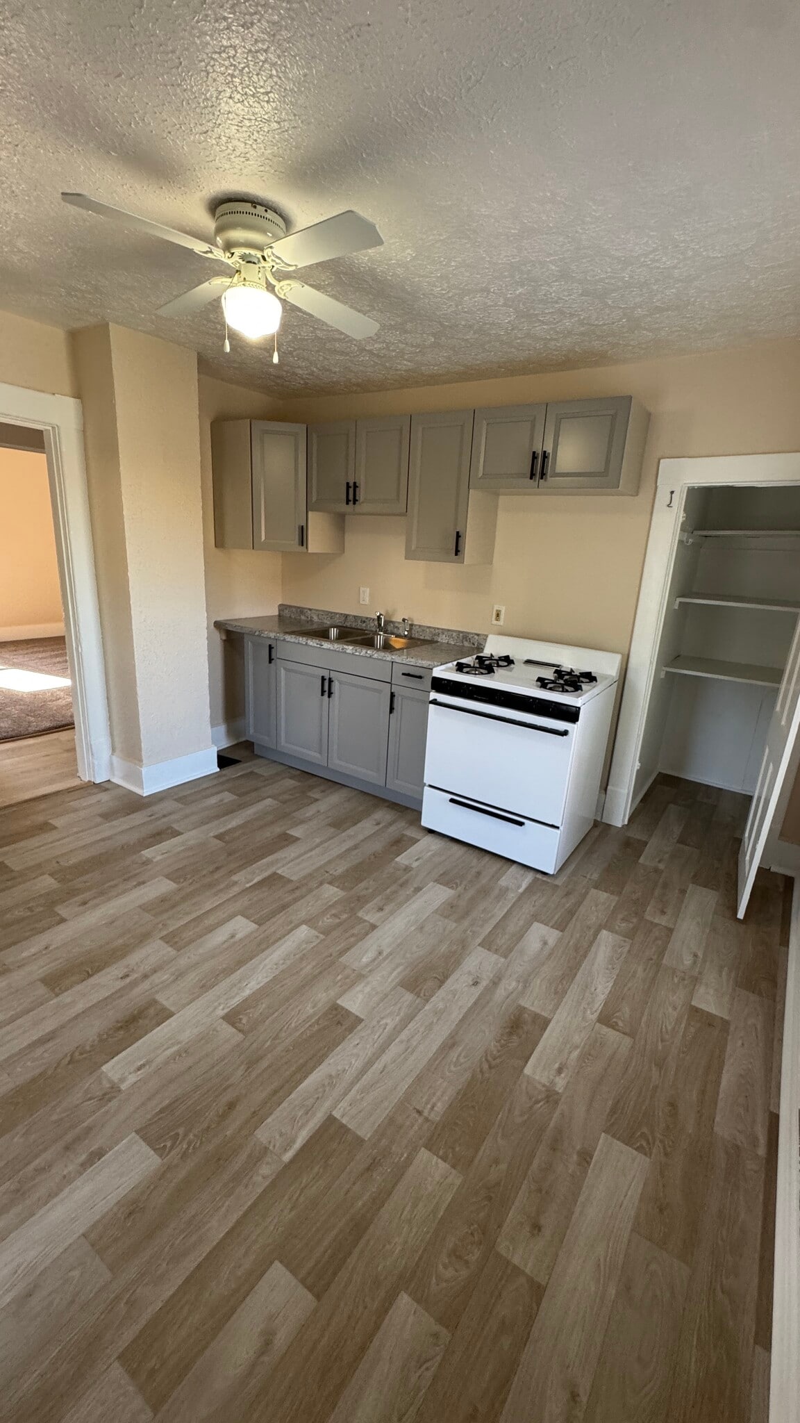 kitchen - 921 S 14th St