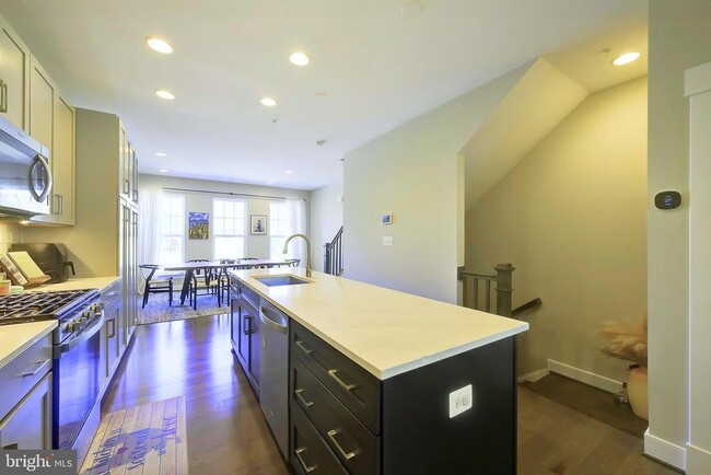 Building Photo - 719 Parkside Pl NE