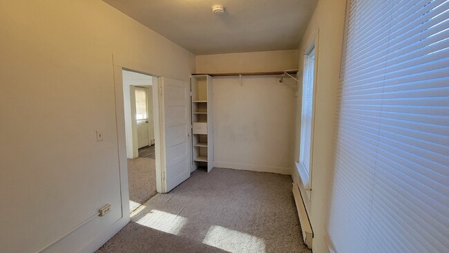 Building Photo - Great 1 bed 1 bath lower level unit in Duplex!
