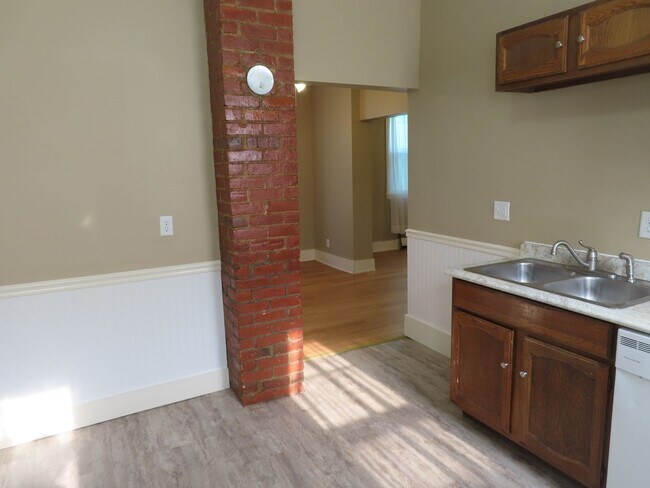 Building Photo - 1026 Stophlet St