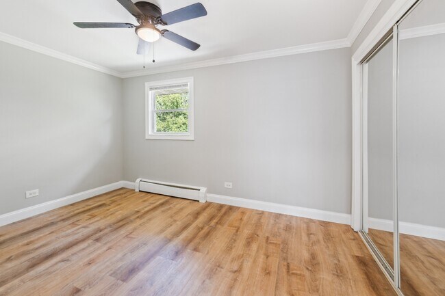 Building Photo - Rehabbed 2 Bedroom In Prime Lake Bluff Location - Pet Friendly - Free Parking!