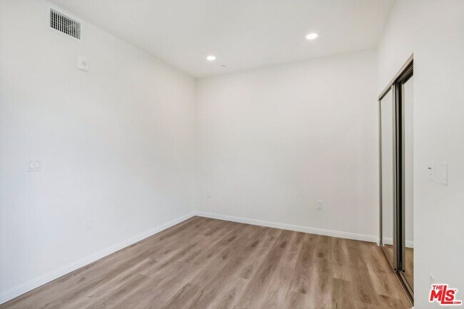 Building Photo - 951 S Wilton Pl