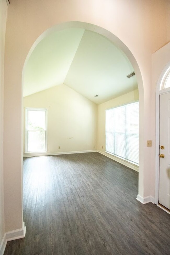 Building Photo - 207 Essex Dr