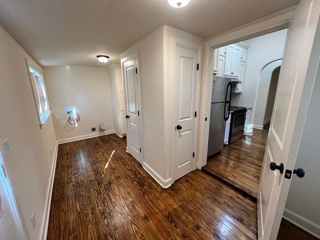 Building Photo - 2 bedroom 1 bath house