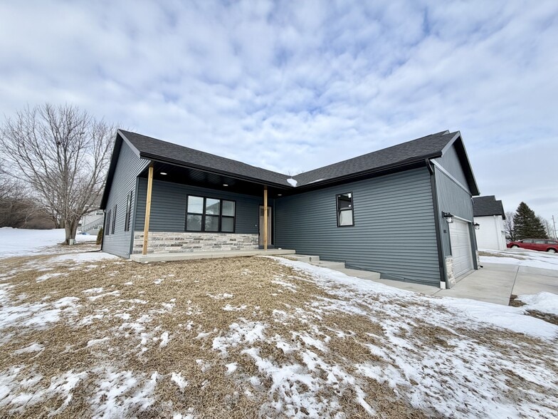 Building Photo - 3018 Mineral Point Ave