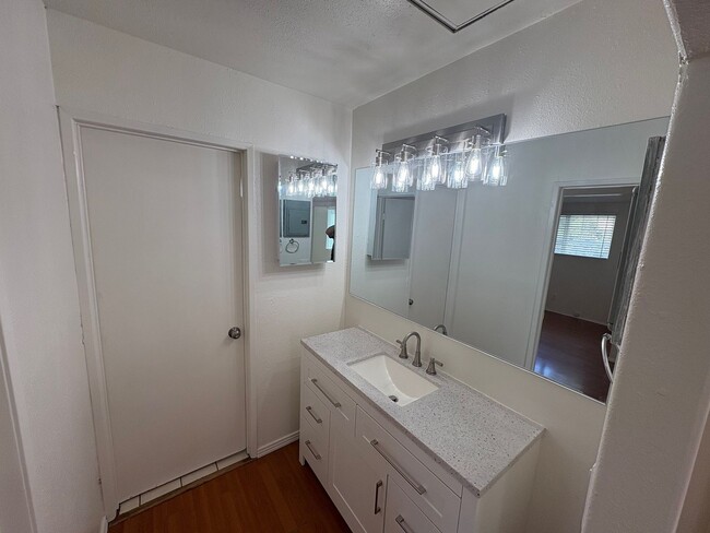 Building Photo - Light and Bright 2 Bed 1 Ba Close to Sweetwater and 805