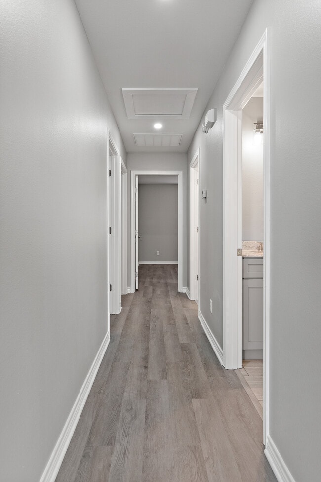 Building Photo - 216 W Starr Ave