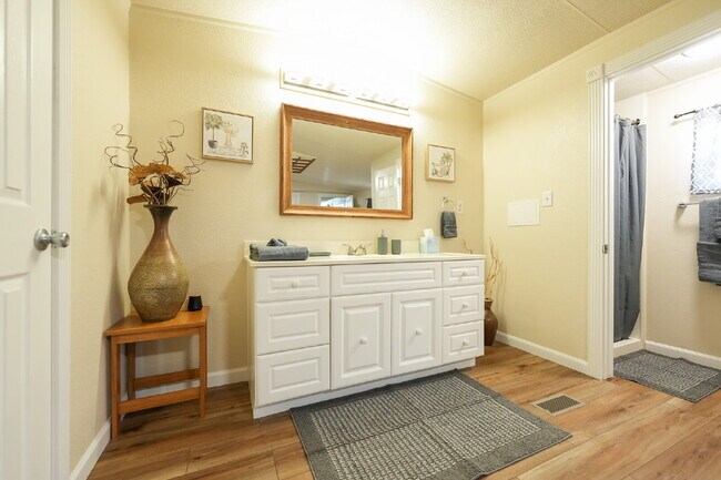 Building Photo - Modern Furnished 2 Bed/2 Bath Home • Laundry • Internet Included