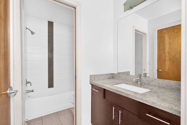 Building Photo - Stunning Townhome in the heart of Columbia...