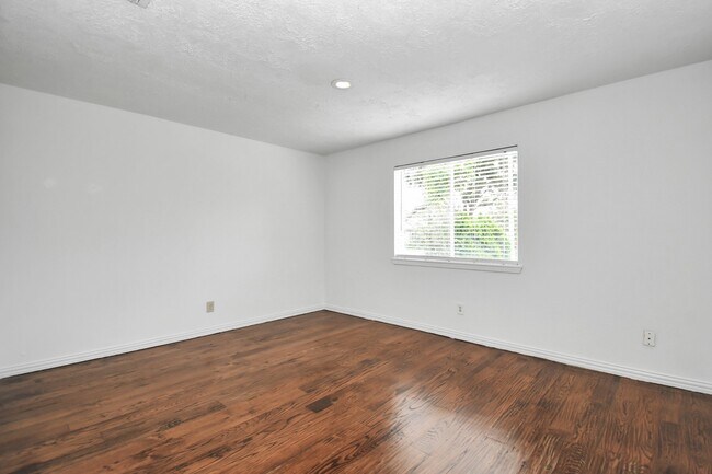 Building Photo - 10131 Kent Towne Ln