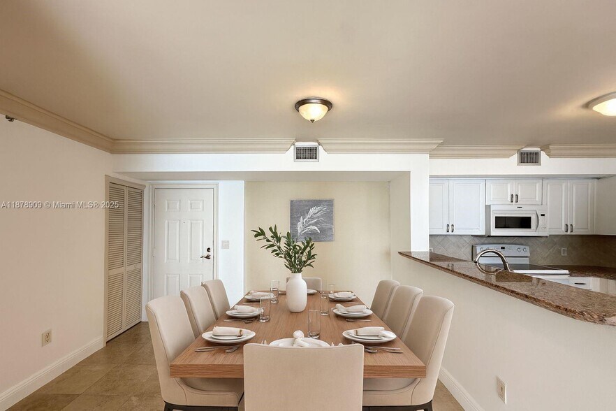 Building Photo - 1155 Brickell Bay Dr