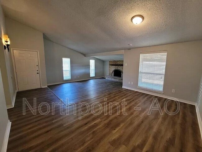 Building Photo - 3 BR/2BA | Renovated Single Family Home |Gated backyard!