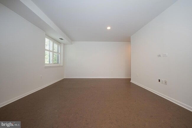 Building Photo - 1640 Oakwood Dr