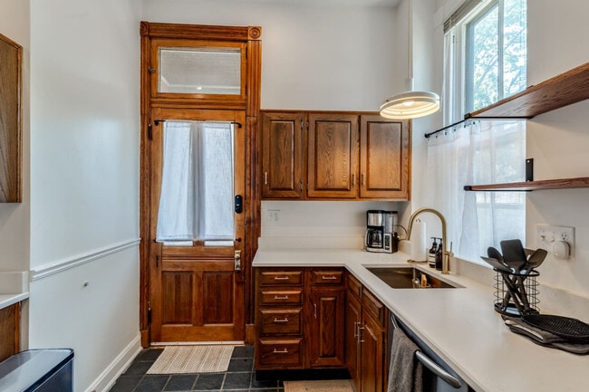 Building Photo - 351 Thrall St