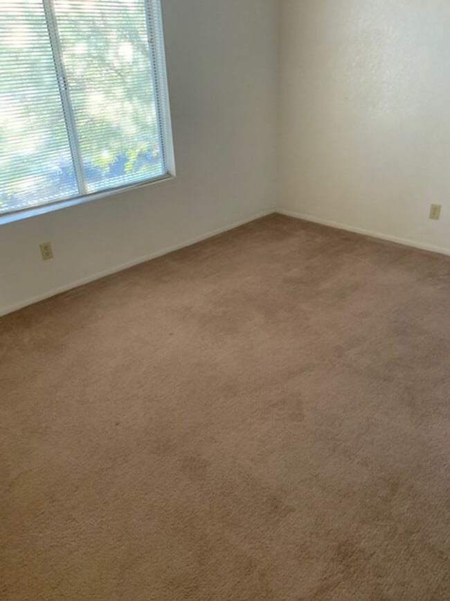 Building Photo - 2 bed 2 bath condo on 3rd floor