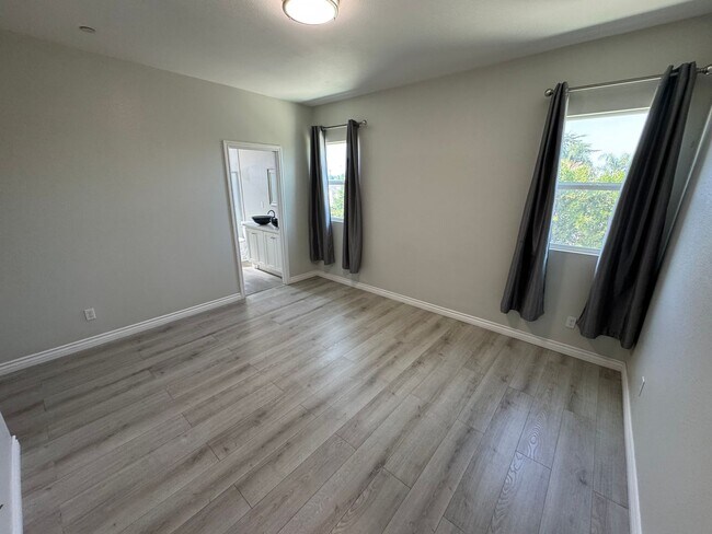 Building Photo - @ 4L Hayland