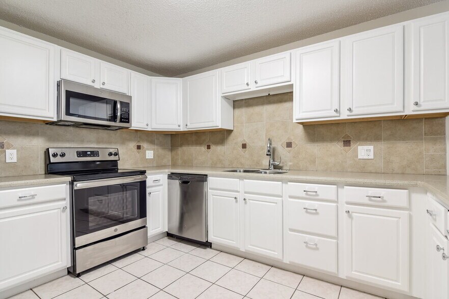 Building Photo - 2451 Glenview Dr