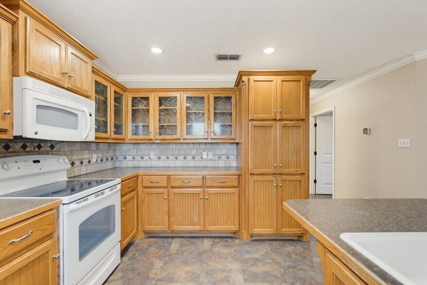 Building Photo - 286 Pilgrim Rd