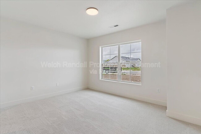 Building Photo - 834 E 300 N